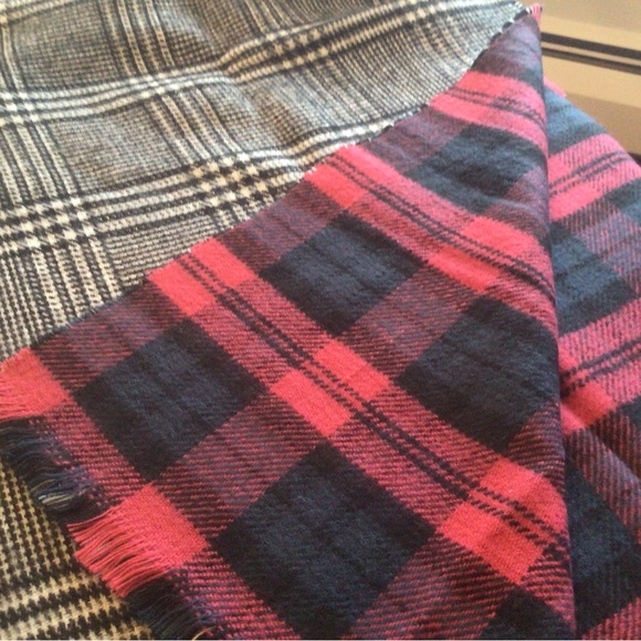 Reversible Scarf - Picture 5 of 7